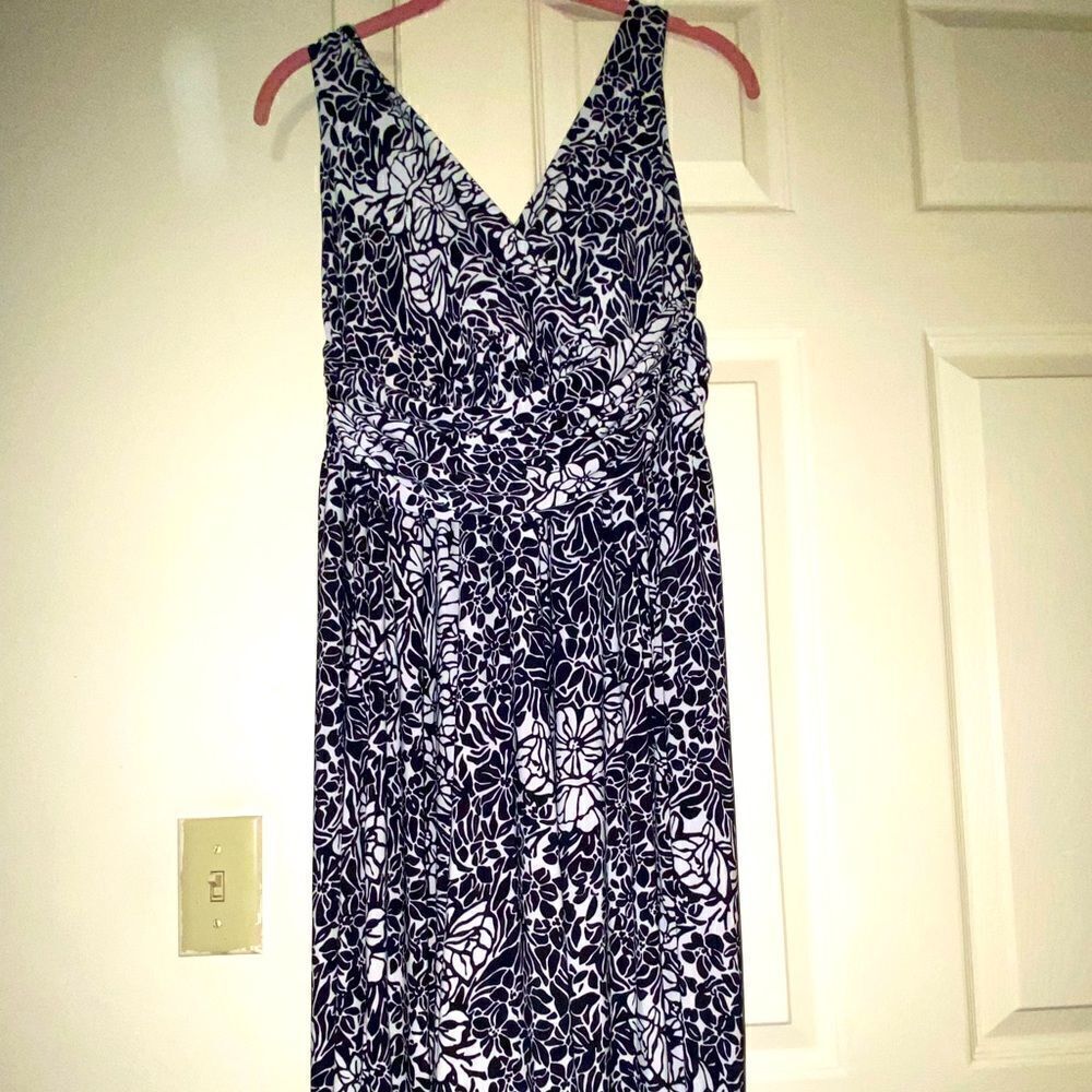 Daisy Fuentes knee length v neck dress size meduim
